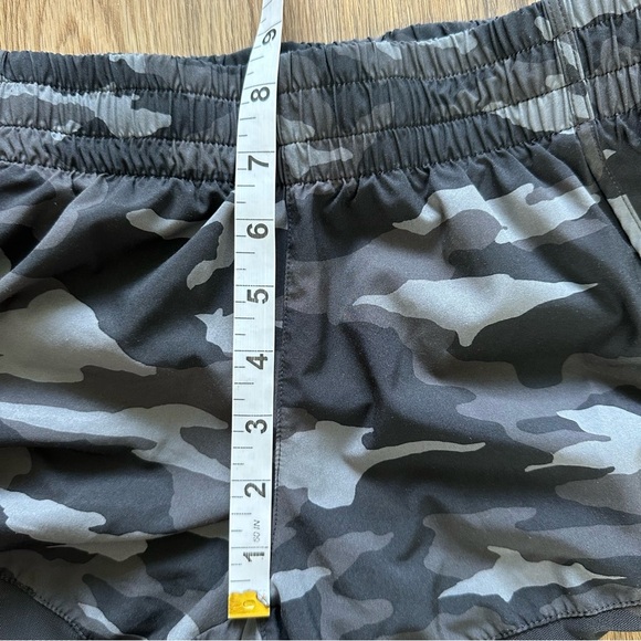 Athleta Womens Printed Mesh Racer Run Short 4" Camo Small Running Gym Workout - Picture 9 of 10